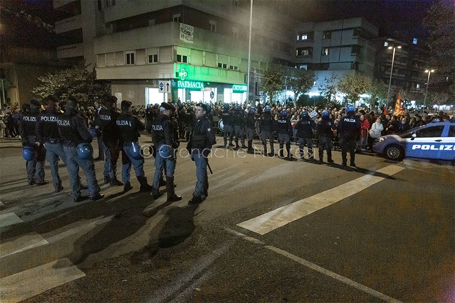 Nuoro, manifestazione di dissenso contro Salvini (foto S.Novellu)