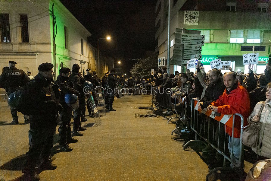 Nuoro manifestazione di dissenso contro Salvini (foto S.Novellu)