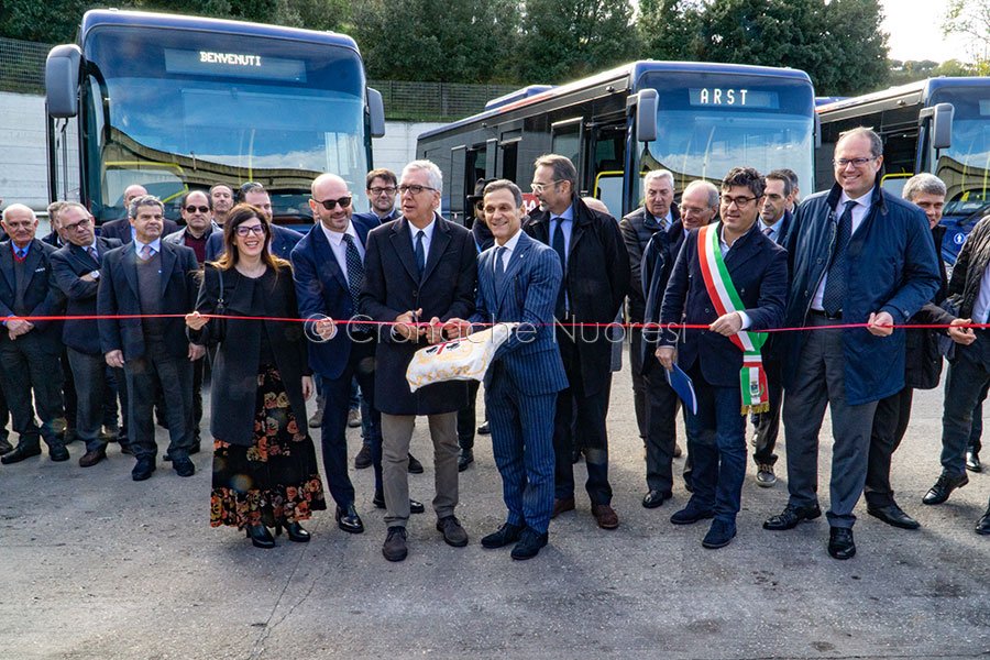 Trasporti. 65 nuovi bus ARST per il Nuorese - taglio del nastro (foto S.Novellu)