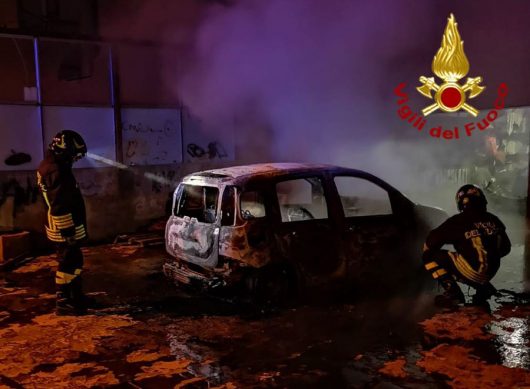 La Fiat Panda distrutta dalle fiamme