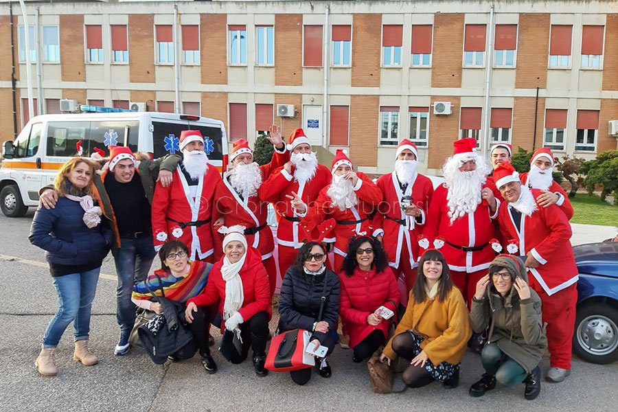 Foto ricordo dei Babbo Natale al San Francesco di Nuoro
