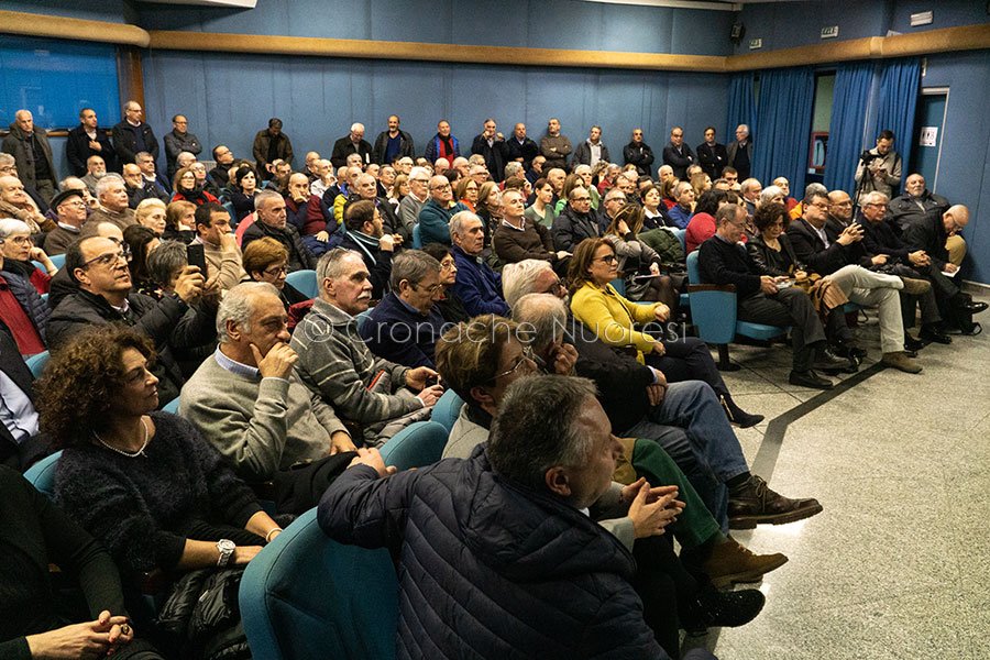 L'auditorium della Biblioteca Satta gremito per Nicola Zingaretti (foto S.Novellu)