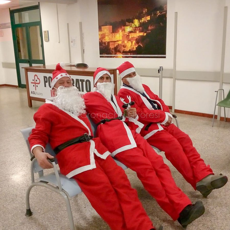 Un meritato riposino dei Babbo Natale dopo la visita in Pediatria