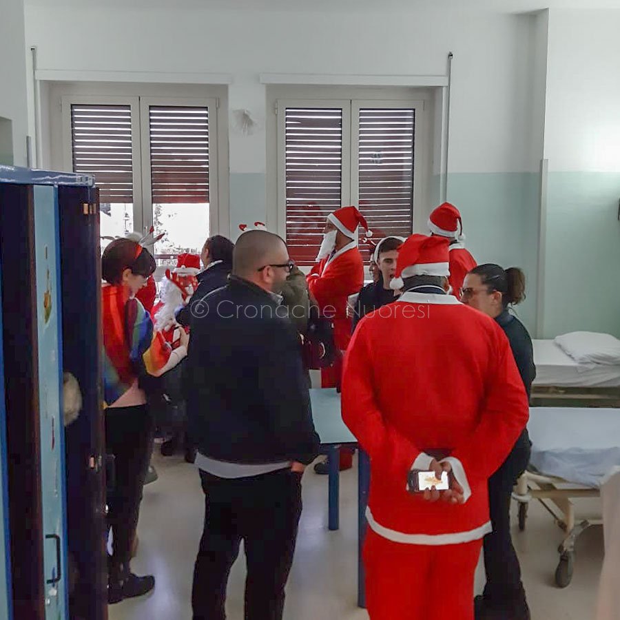 Nuoro. Visita dei Babbo Natale in Pediatria