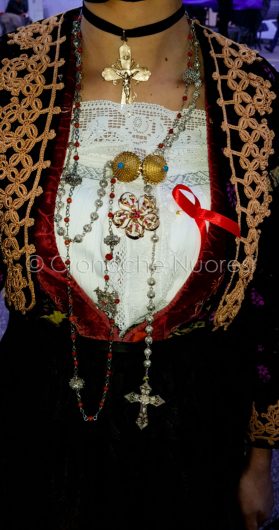 Un dettaglio dell'abito tradizionale di Orune