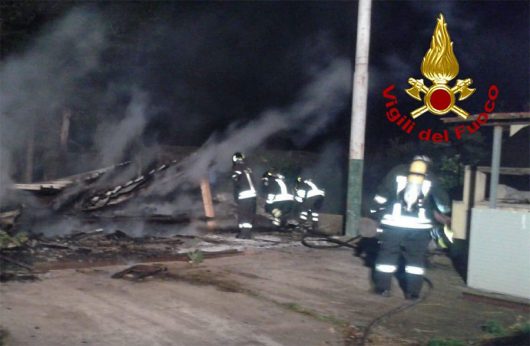 I resti del prefabbricato distrutti dal fuoco