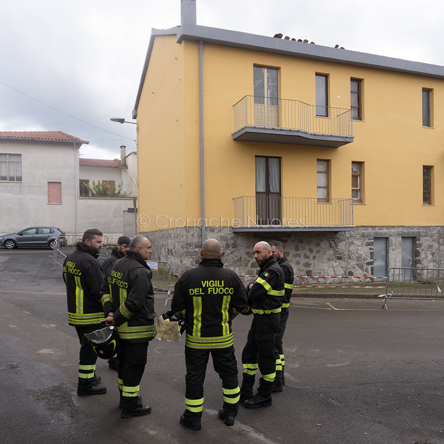 Scano Montiferro, VVFF davanti all'edificio in cui è avvenuto il crollo (foto S.Novellu)