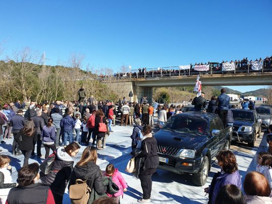 Protesta dei pastori per il prezzo del latte al bivio per Sologo (foto Dessena)