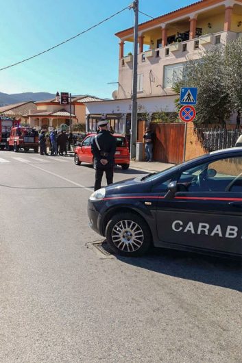 I Carabinieri sul luogo dell'incendio