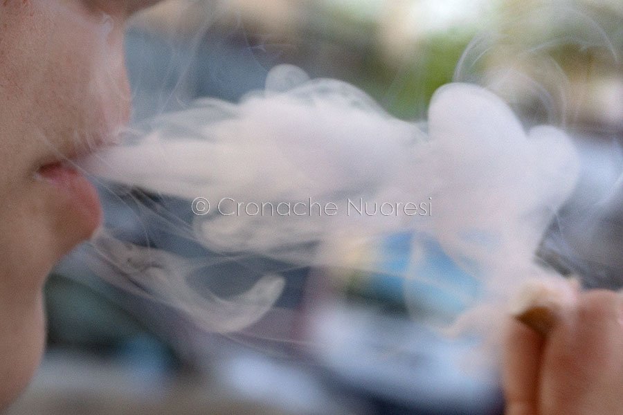 Il fumo tra i giovani (© foto S.Novellu)