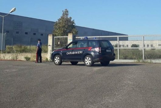 I Carabinieri davanti alla fabbrica a Ottana
