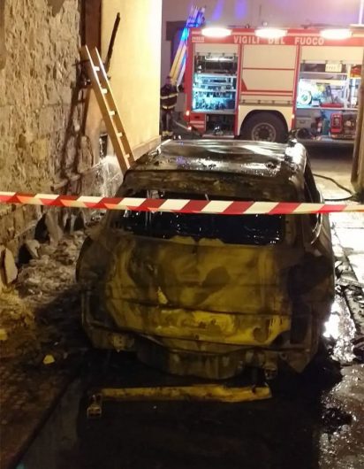 Bosa. L'auto incendiata