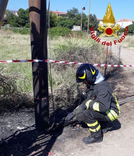 I Vigili del fuoco al lavoro sul cavo elettrico scoperto