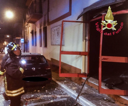 I Vigili del fuoco davanti alla sede del Partito democratico