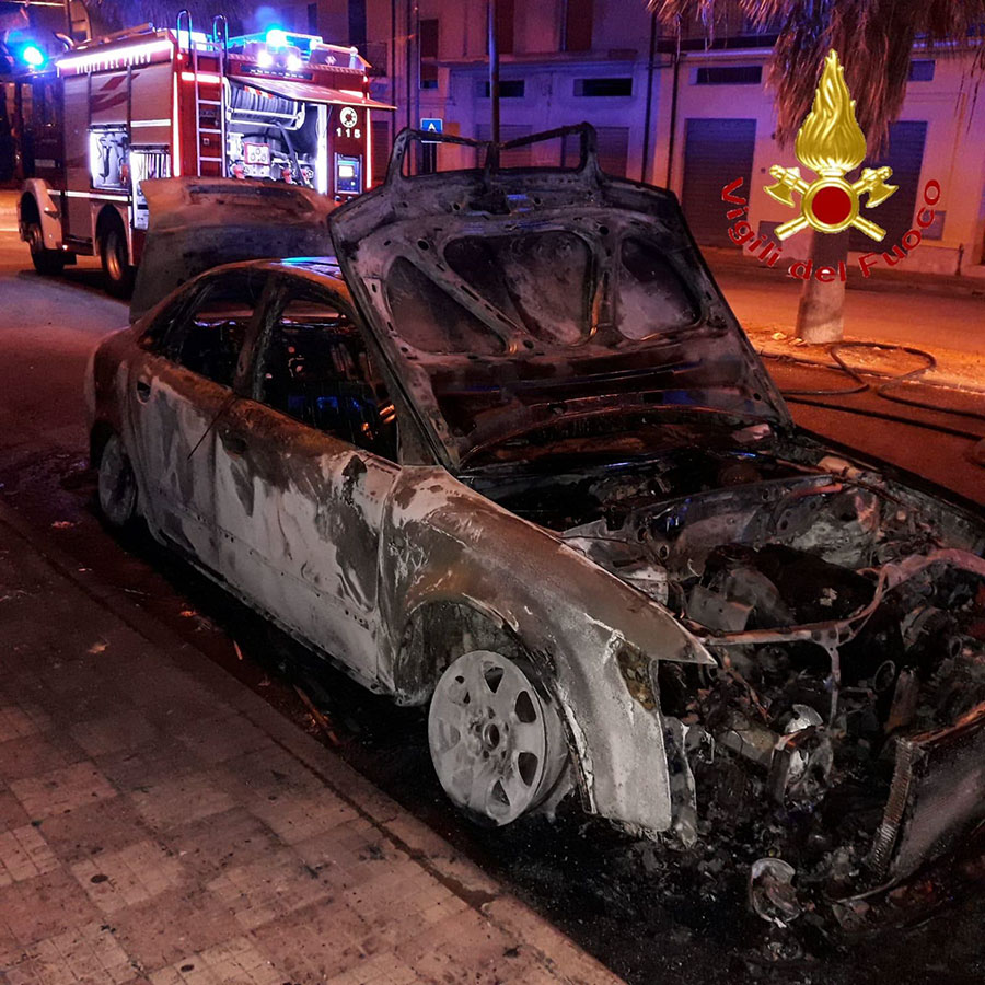 L'auto del sindaco di Cardedu distrutta dalle fiamme