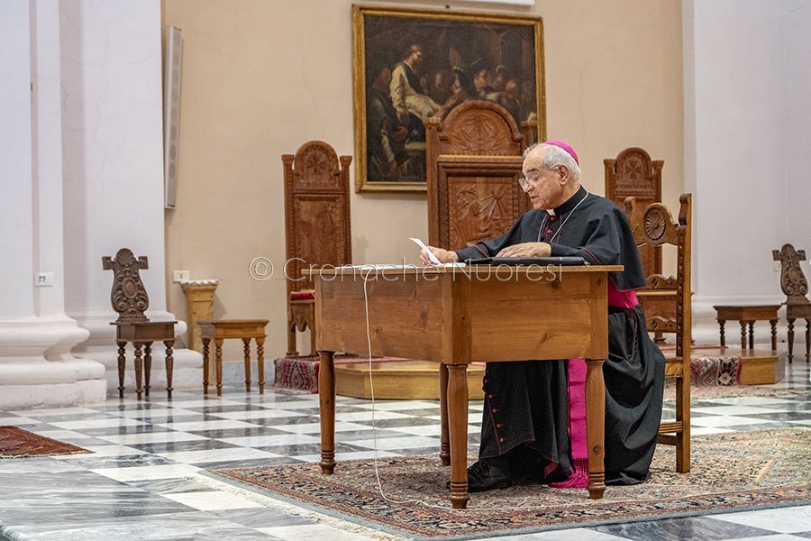 Mons. Marcia dà l'annuncio delle proprie dimissioni (foto S.Novellu)