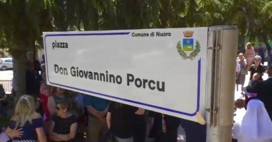 La targa della piazza in onore di don Giovannino