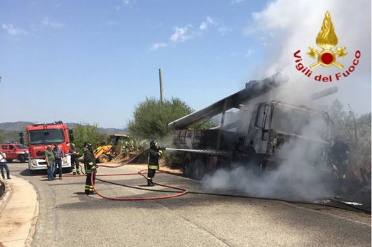 I Vigili del fuoco spengono le fiamme che hanno avvolto il camion