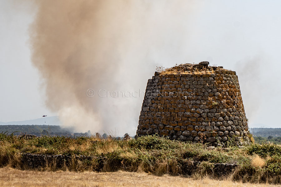 Un elicottero dell'antincendio impegnato nelle operazioni di spegnimento (foto S.Novellu)