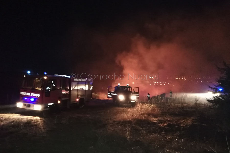 Nuoro, incendio alle porte della città