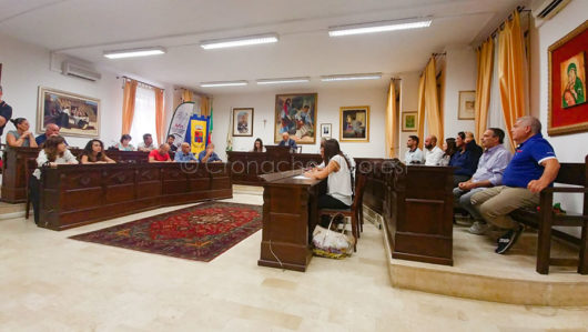 Oliena. Il Consiglio Comunale prima della marcia per il ponte di Oloè