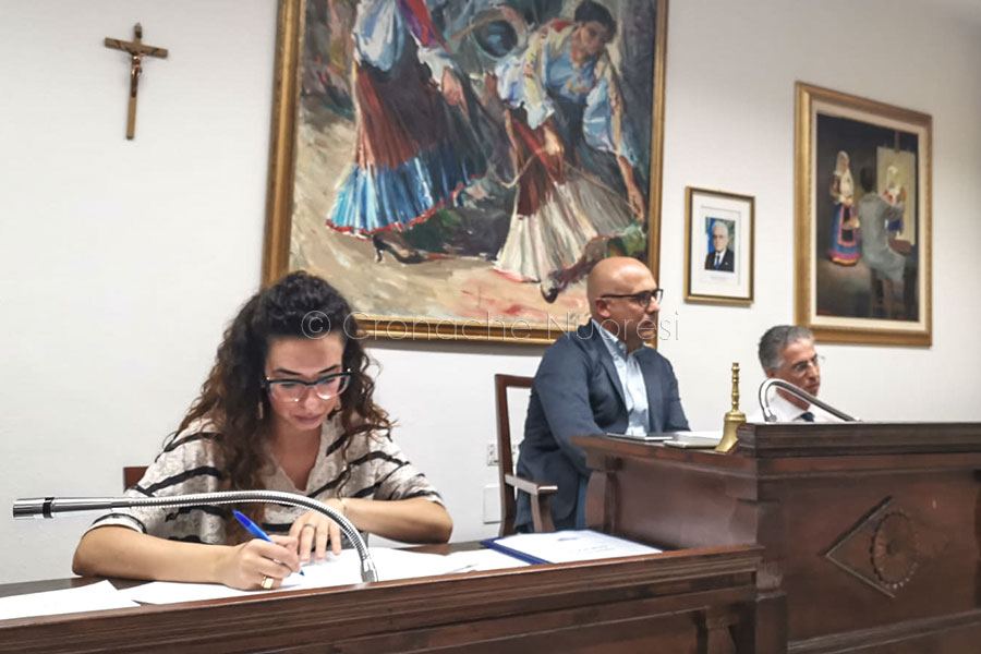 Oliena. Il Consiglio Comunale prima della marcia per il ponte di Oloè