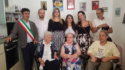 Tzia Maria Teresa con la famiglia, e il sindaco Andrea Soddu (foto S.Novellu)