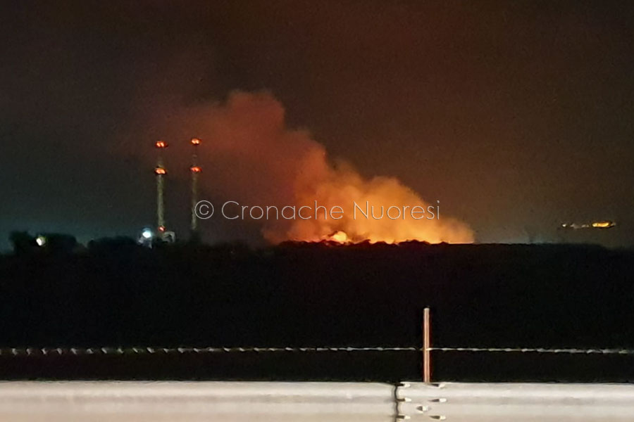 Incendio nella zona industriale di Ottana (foto Cronache Nuoresi)