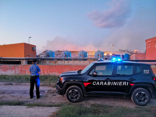 I Carabinieri durante l'incendio all'ecocentro di San Teodoro