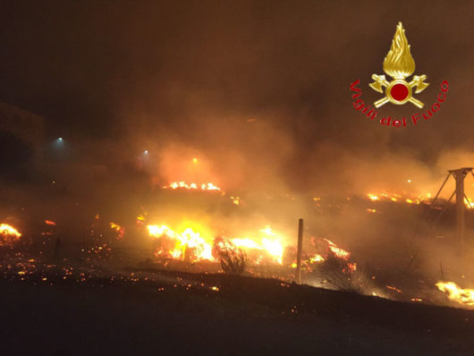 Incendio di vaste proporzioni alle porte di Bosa Marina