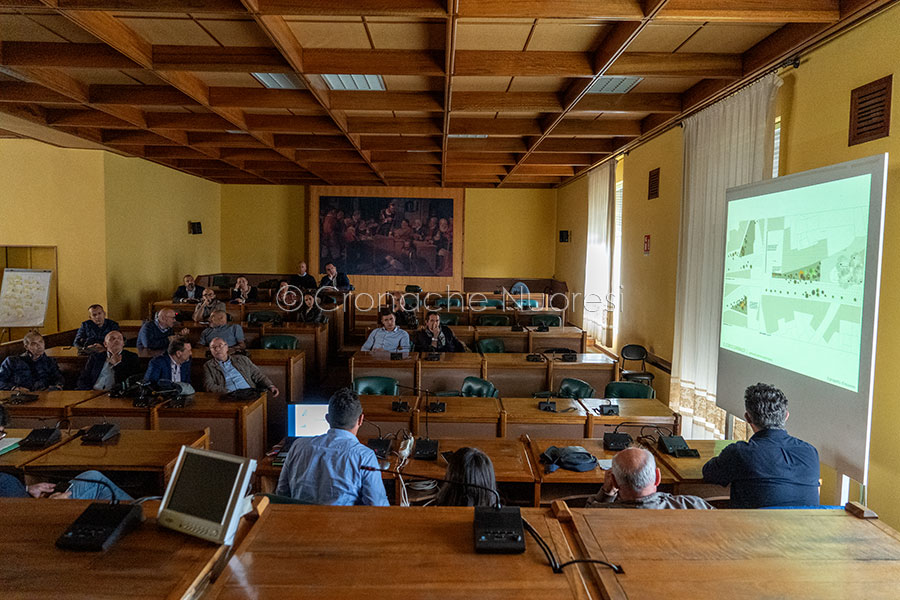 L'incontro con i commercianti in Comune (foto S.Novellu)