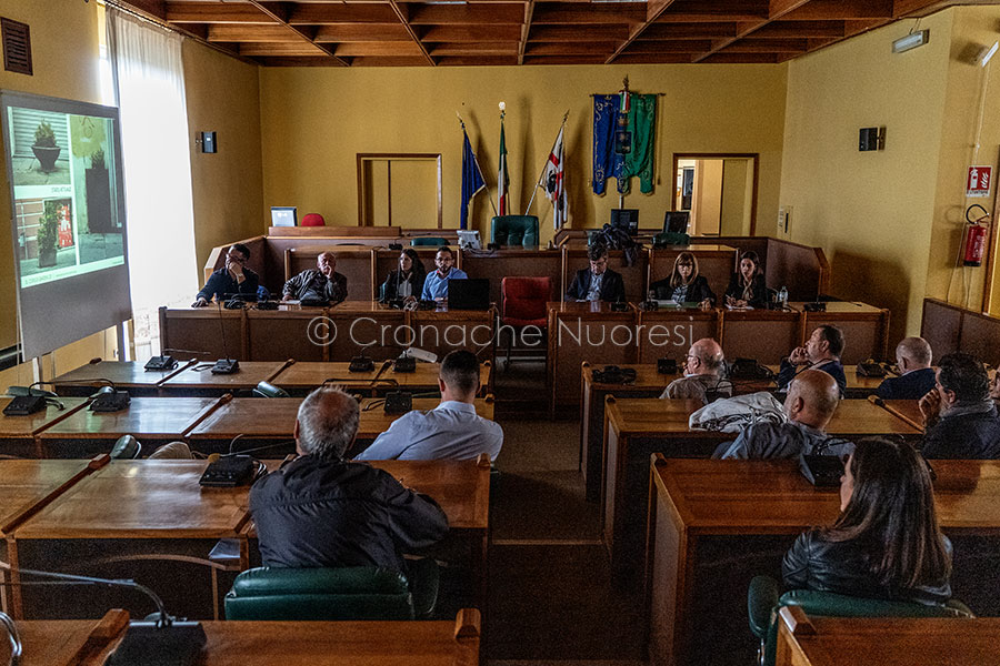 L'incontro con i commercianti in Comune (foto S.Novellu)