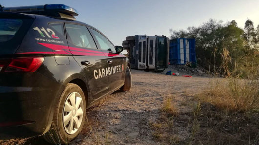 Il camion dopo il ribaltamento