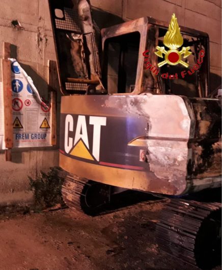 L'escavatore dato alle fiamme