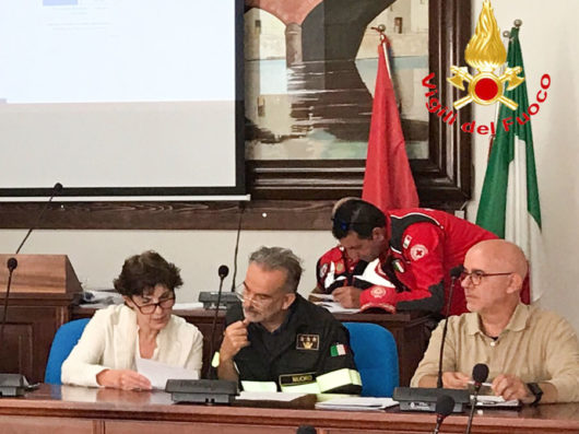 Il prefetto di Nuoro Dottoressa Bruzzese e il comandante dei Vigili del Fuoco l'ingegnere Sassu