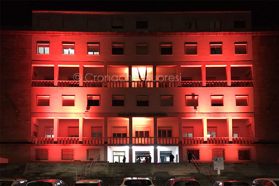 Il Tribunale di Nuoro in arancione contro la violenza sulle donne (foto Cronache Nuoresi)
