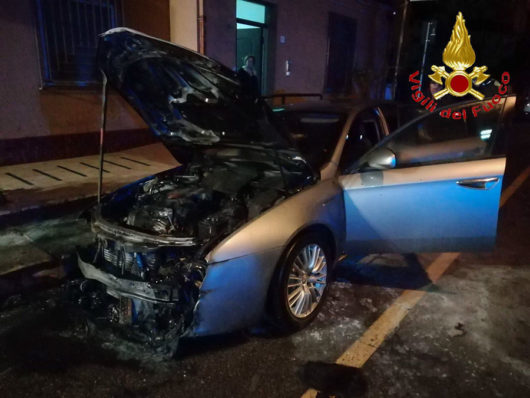 L'Alfa Romeo data alle fiamme a Tortolì