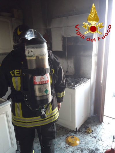 L'interno della cucina andata a fuoco