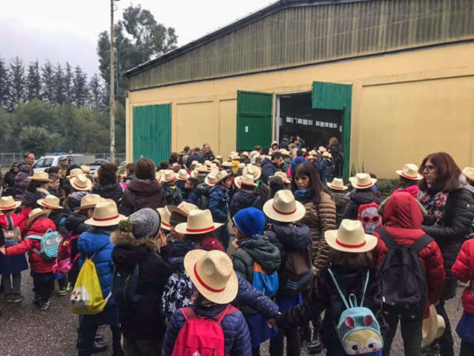 Una scolaresca in visita alla mostra 