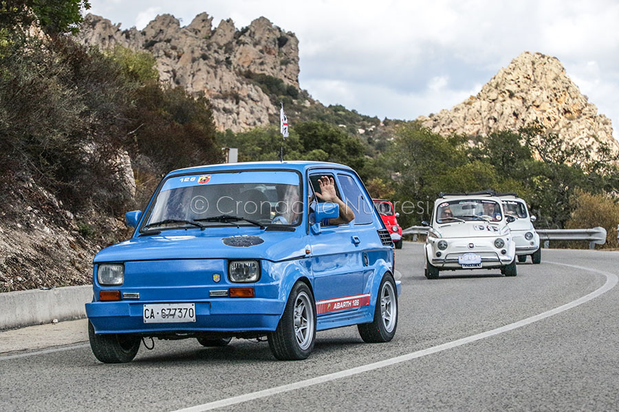 Gesuino Poddie aa bordo della propria Fiat 126 durante un raduno auto d'epoca (© foto S.Novellu)
