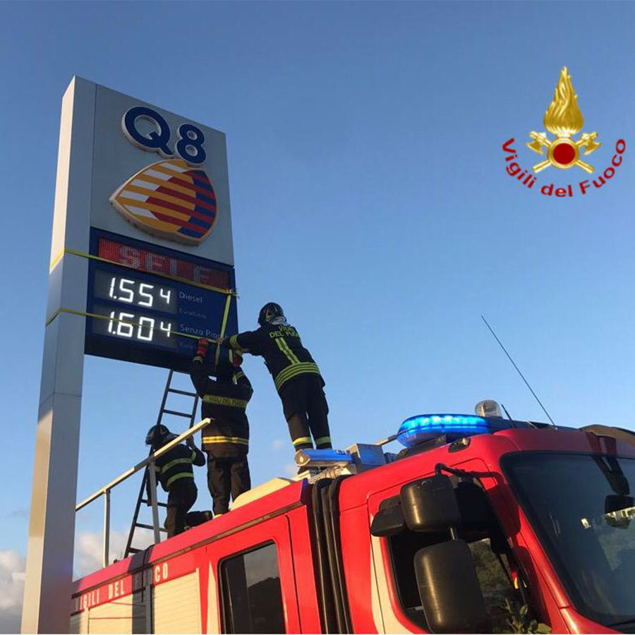 I VVFF impegnati nella messa in sicurezza di un cartello