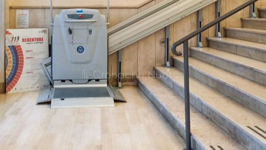 Il montascale del Comune di Nuoro (foto S.Novellu)