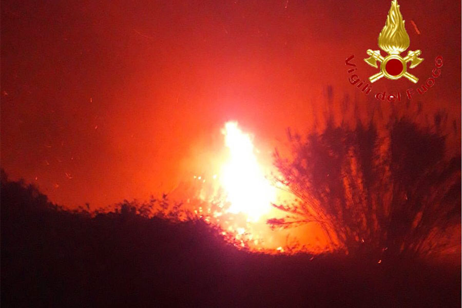 Il rogo sviluppatosi a Bari Sardo