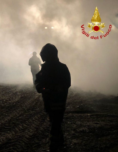 Vigili del fuoco sul luogo dell'incendio