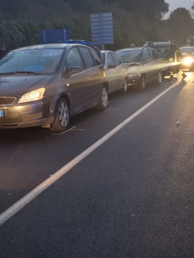 La fila di auto all'ingresso di Nuoro