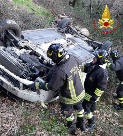 I Vigili del Fuoco mentre eseguono le operazioni di soccorso