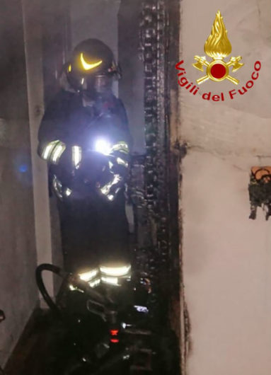 Un Vigile del fuoco sul luogo dell'incendio