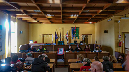 Gli esercenti durante la riunione sull'APU (foto Cronache Nuoresi) (foto Cronache Nuoresi)