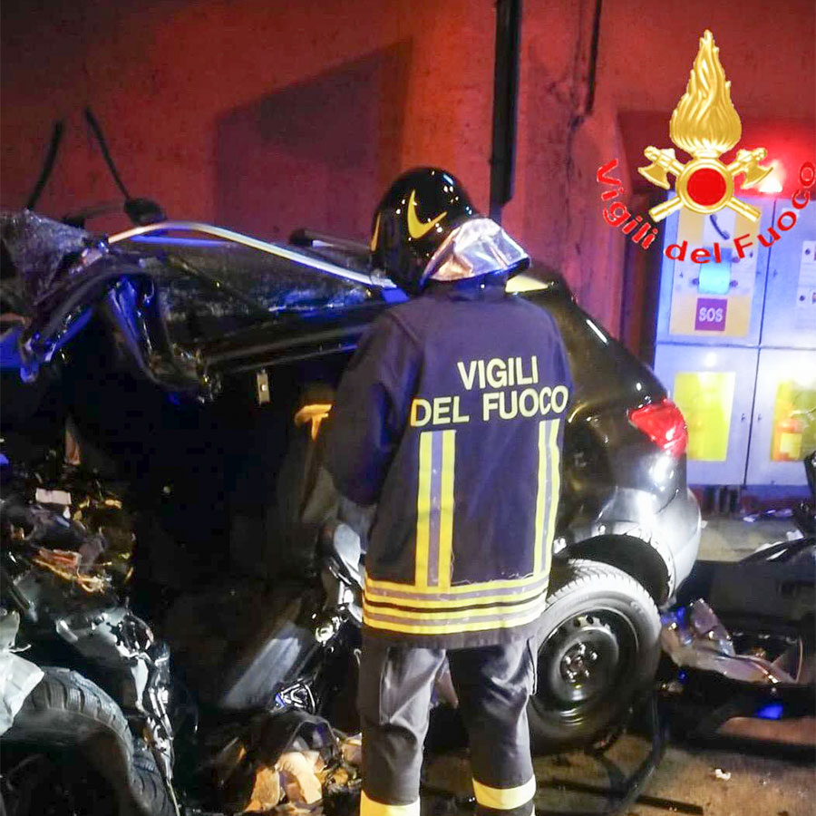 I Vigili del Fuoco sul posto dopo l'incidente