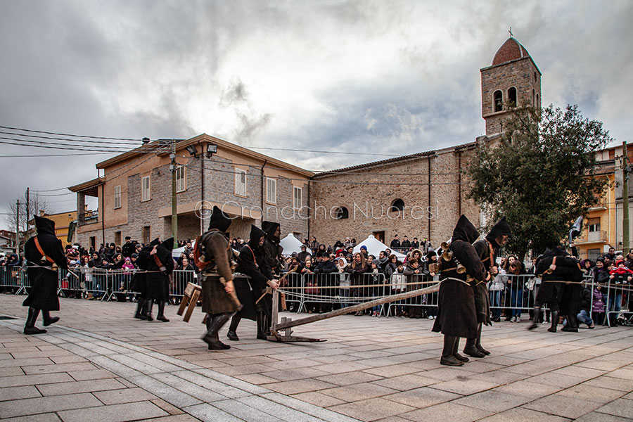 Esibizione dei Thurpos di Orotelli a Ollolai (© foto S.Novellu)